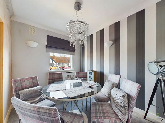 3 Bedroom Apartment For Sale In Long Lane, Bexleyheath, Kent, DA7