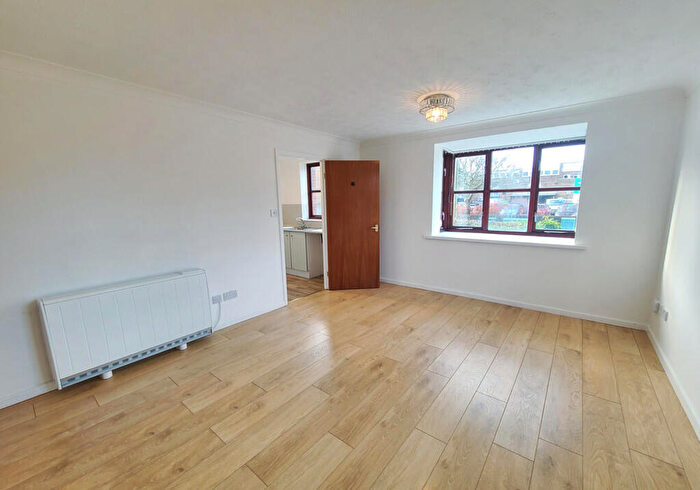 2 Bedroom Flat To Rent In Beaumont Road, Totton, SO40