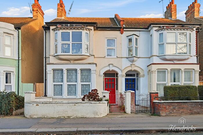 2 Bedroom Flat For Sale In Brightwell Avenue, Westcliff-On-Sea, SS0