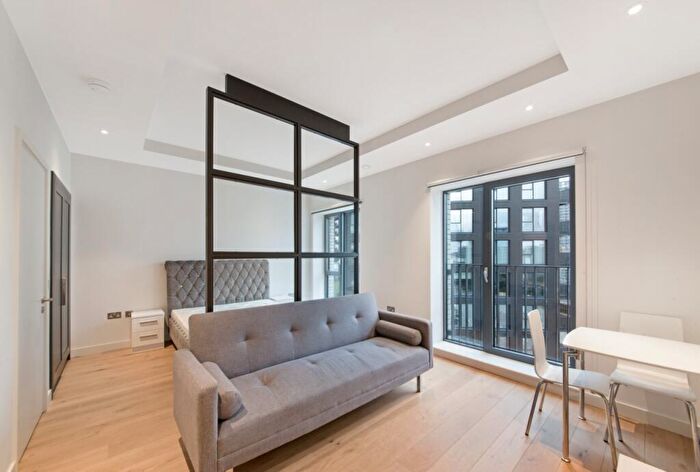 Flat To Rent In Botanic Square, London City Island, Canning Town, London, E14