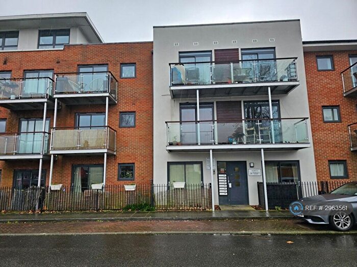 3 Bedroom Flat To Rent In Highfield Close, London, SE13