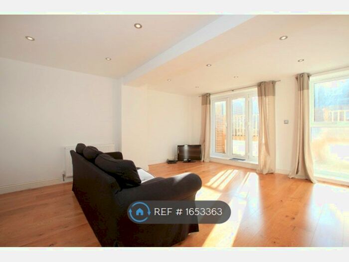 3 Bedroom Flat To Rent In Marischal Road, London, SE13
