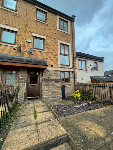 4 Bedroom Town House To Rent In Greenlea Court, , Huddersfield, HD5