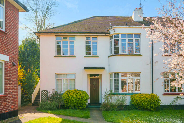 2 Bedroom Apartment To Rent In Oatlands Drive, Weybridge, Surrey, KT13