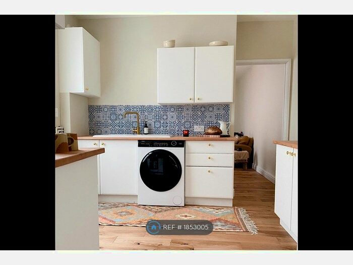 2 Bedroom Flat To Rent In Tolcarne Road, Newquay, TR7