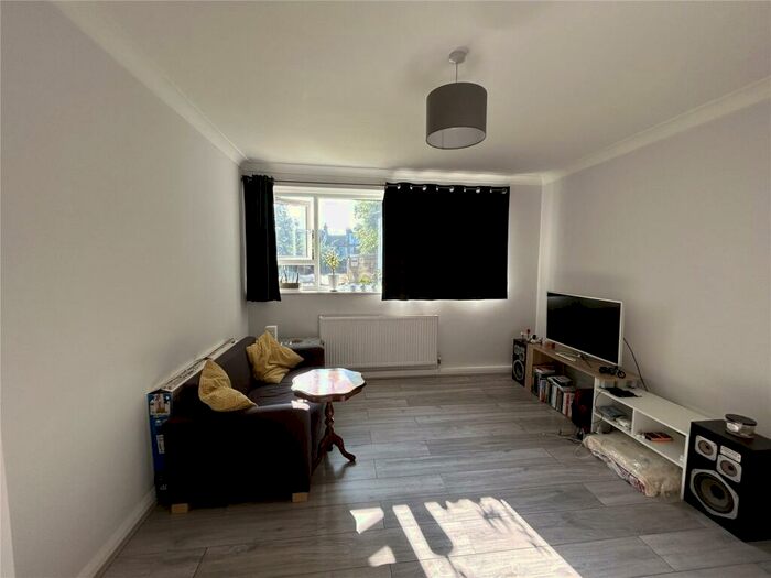 1 Bedroom Apartment To Rent In Fairlawns, Brownlow Road, London, N11