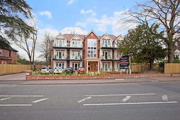2 Bedroom Flat To Rent In Aldenham Road, Bushey, WD23