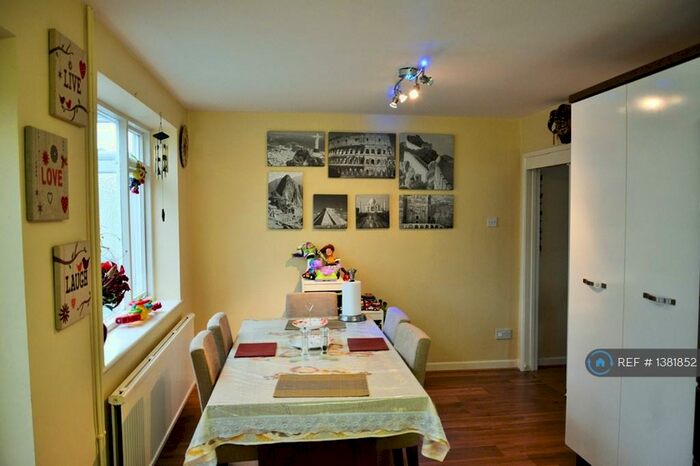 3 Bedroom Semi-Detached House To Rent In Edenham Crescent, Reading, RG1