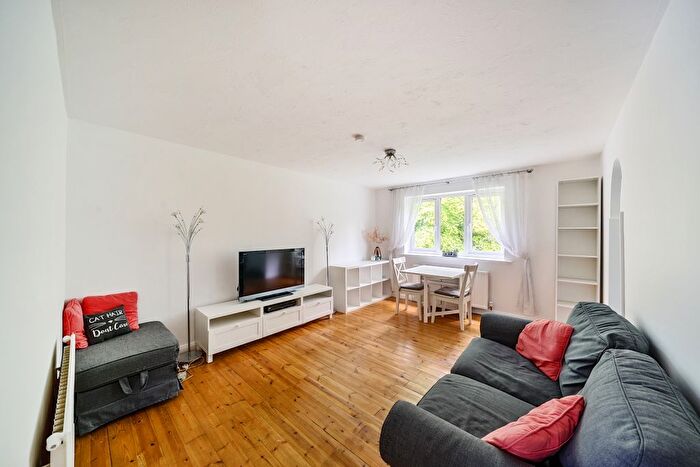 2 Bedroom Flat To Rent In Greenway Close, London, N11