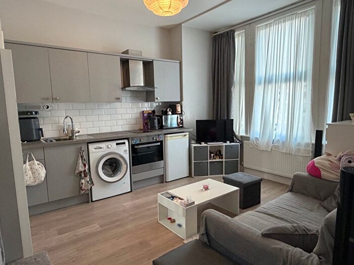 Studio To Rent In Crescent Road, Turnpike Lane, N15