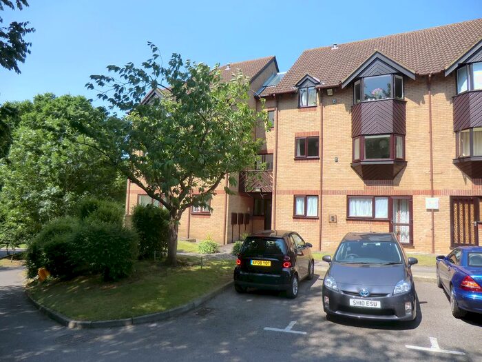 1 Bedroom Flat To Rent In Hawkshill, St Albans, AL1