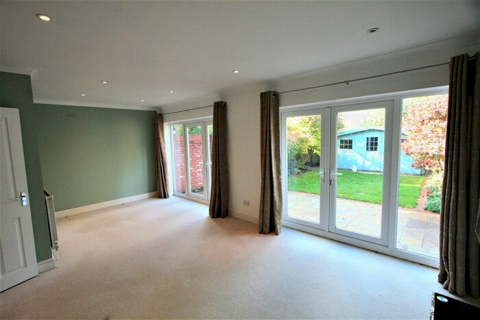 2 Bedroom Flat To Rent In Edward Road, Bromley, BR1