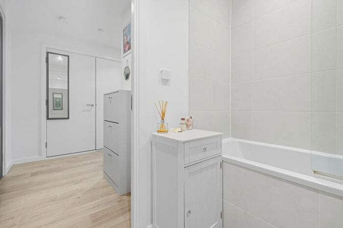 1 Bedroom Flat For Sale In Falconbrook Gardens, Canning Town, E16