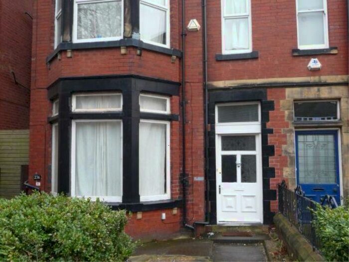 10 Bedroom Terraced House To Rent In Kirkstall Lane, LS6