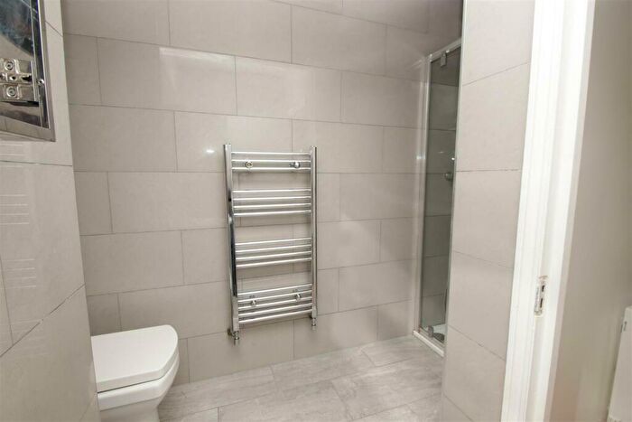 1 Bedroom Flat For Sale In North Circular Road, London, N13