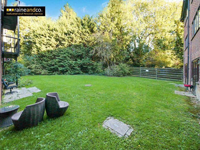 1 Bedroom Flat For Sale In Wordsworth Court, Hatfield, AL10