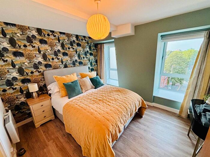 2 Bedroom Apartment To Rent In Chapel Street, Salford, M3