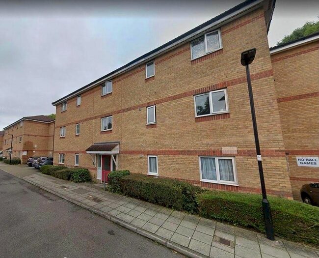 2 Bedroom Flat To Rent In Acock Grove, Northolt, UB5