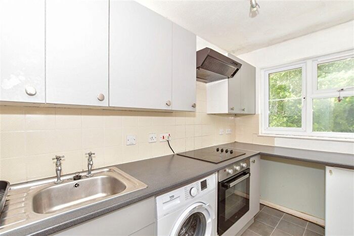 1 Bedroom Maisonette For Sale In Ashenden Walk, Tunbridge Wells, Kent, TN2