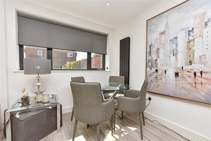 1 Bedroom Flat For Sale In Bridge Street, Leatherhead, Surrey, KT22