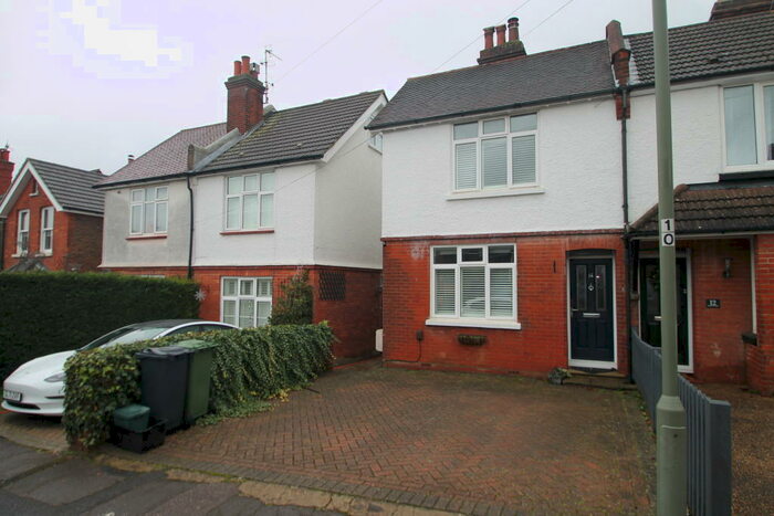 2 Bedroom House To Rent In Knighton Road, RH1