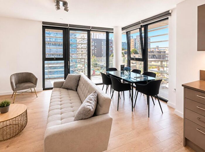 3 Bedroom Flat To Rent In The Highline, Radial Avenue, E14