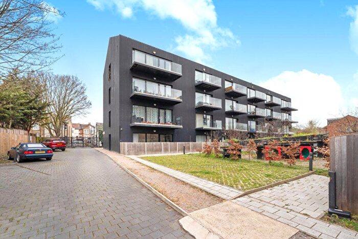 3 Bedroom Flat To Rent In Bell Foundry Close, Croydon, CR0