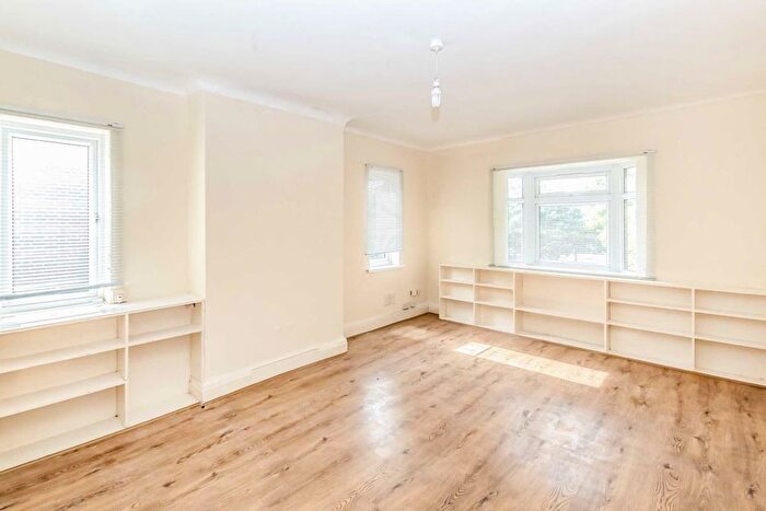 2 Bedroom Flat To Rent In Great West Road, Isleworth, TW7