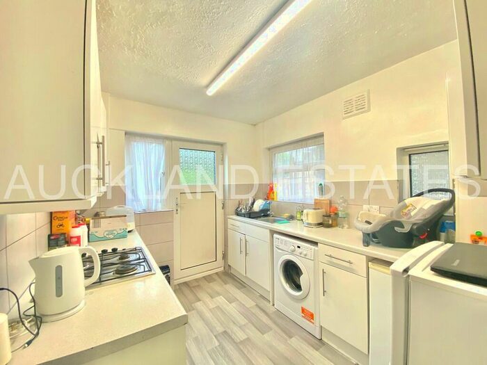 1 Bedroom Apartment To Rent In The Walk, Potters Bar, EN6