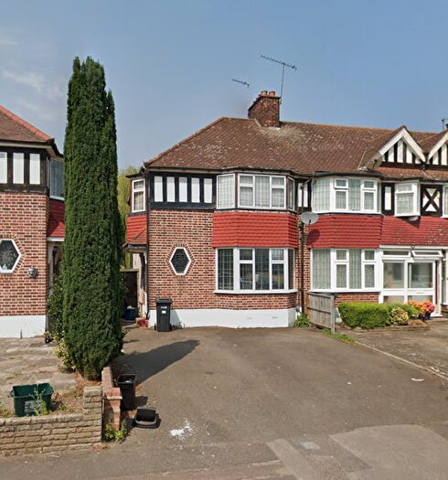 3 Bedroom Semi-detached House For Sale In Brackley Square, Woodford Green, IG8