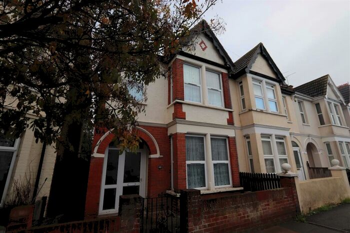 3 Bedroom End Of Terrace House To Rent In Hainault Avenue, Westcliff-On-Sea, SS0