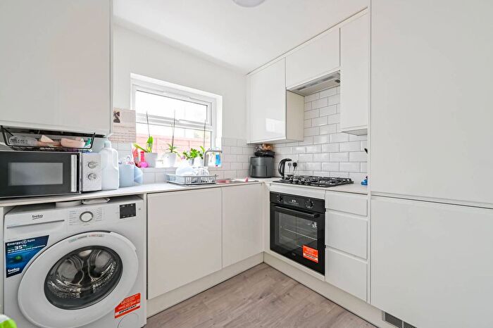 2 Bedroom Flat For Sale In Claude Road, Leyton, London, E10