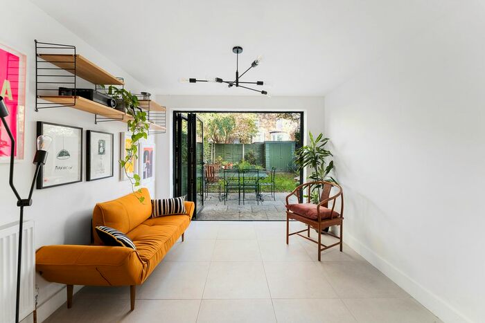 2 Bedroom Flat To Rent In Maury Road, London, N16