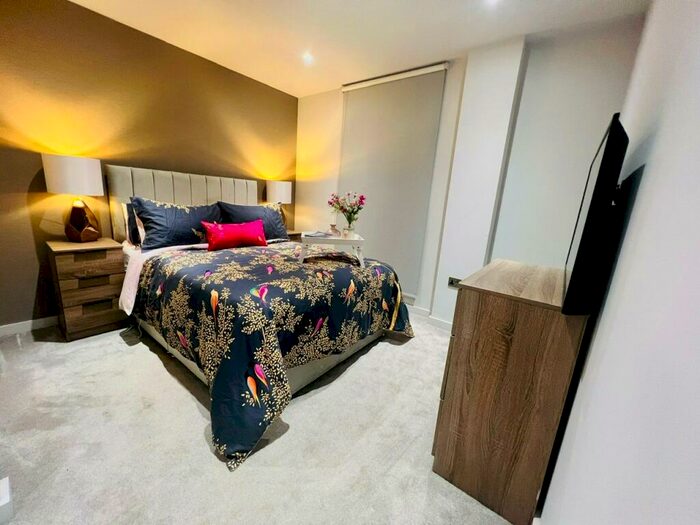 2 Bedroom Apartment To Rent In Parliament Square, Crump Street, L1