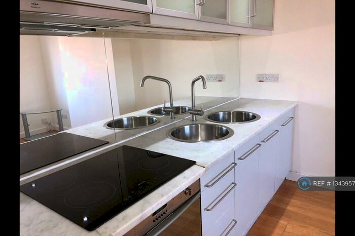 2 Bedroom Flat To Rent In Manor Road, Chigwell, IG7