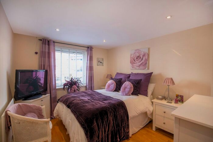 2 Bedroom Flat For Sale In Charter Quay, Kingston Upon Thames, KT1