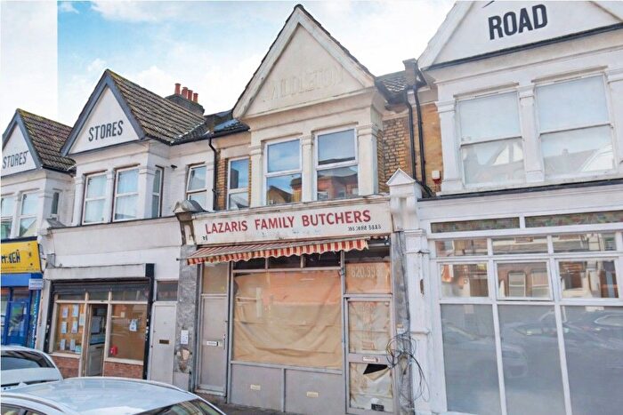 2 Bedroom Flat For Sale In Myddleton Road, London, N22