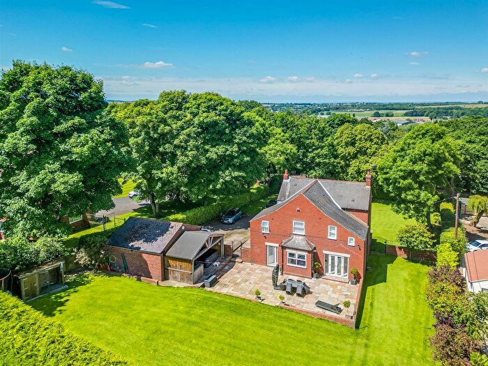 4 Bedroom Detached House For Sale In Pontefract Road, Hemsworth, Pontefract, WF9