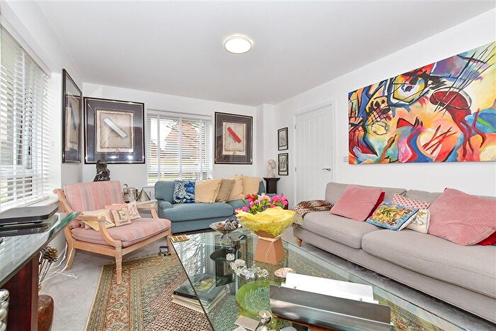 4 Bedroom Detached House For Sale In Merlyn Drive, Kings Hill, West Malling, Kent, ME19