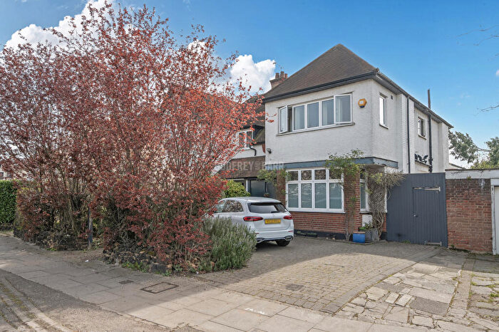 4 Bedroom Semi-Detached House For Sale In Lyndhurst Avenue, Mill Hill, NW7