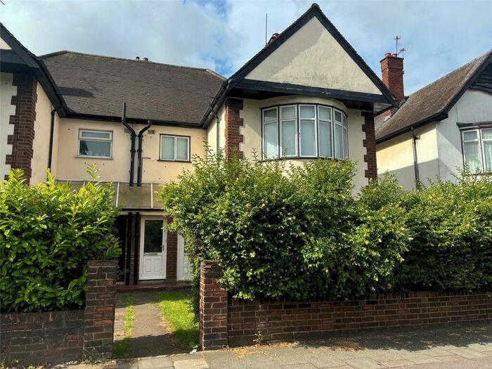 2 Bedroom Apartment For Sale In Chadwell Heath Lane, Chadwell Heath, RM6