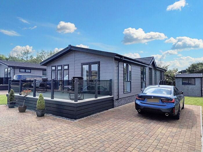 2 Bedroom Mobile/park Home For Sale In Merryn Close, Goonhavern, TR4