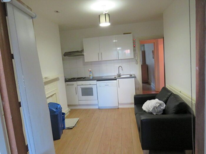 4 Bedroom Flat To Rent In Stockwell Road, Stockwell, SW9