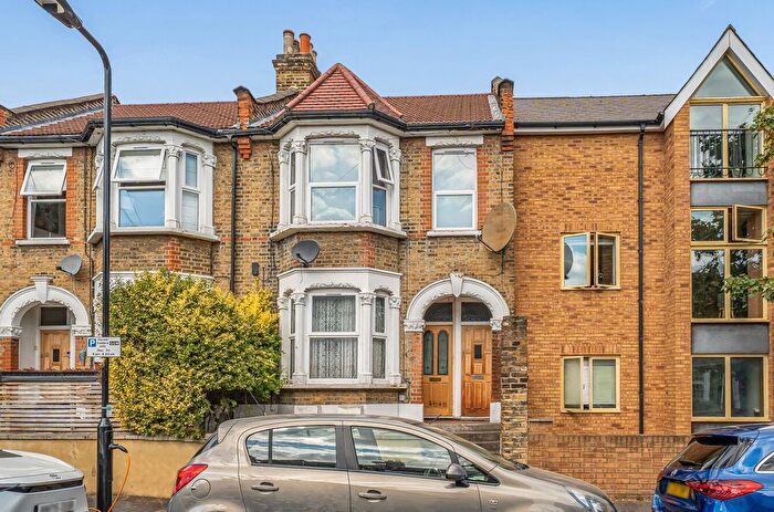 2 Bedroom Flat For Sale In Huxley Road, London, E10