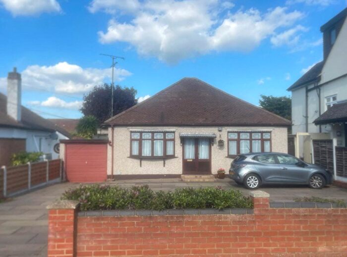 3 Bedroom Bungalow For Sale In Warwick Road, Rayleigh, Essex, SS6