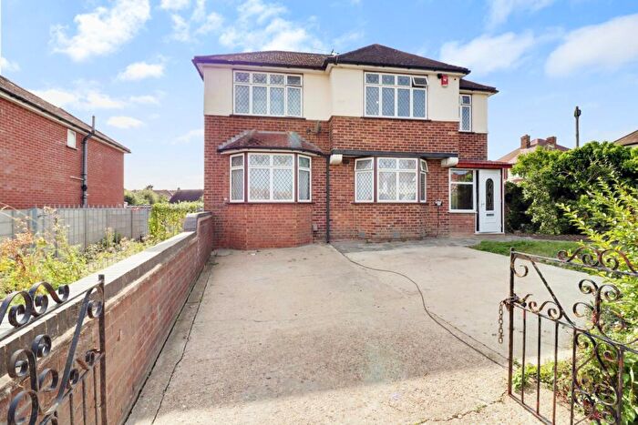 3 Bedroom Flat To Rent In Roch Avenue, Edgware, HA8