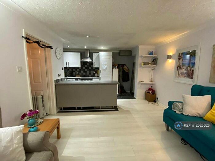 1 Bedroom Flat To Rent In Albert Road, Bagshot, GU19