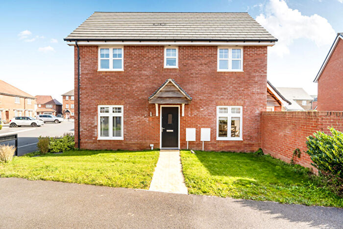 3 Bedroom Detached House For Sale In Sapphire Road, Swindon, SN25