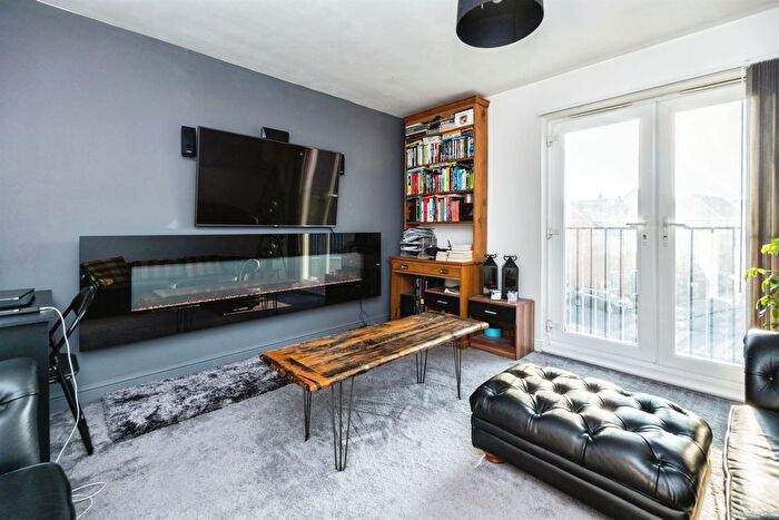 1 Bedroom Flat For Sale In Holt Close, Singleton, Ashford, TN23