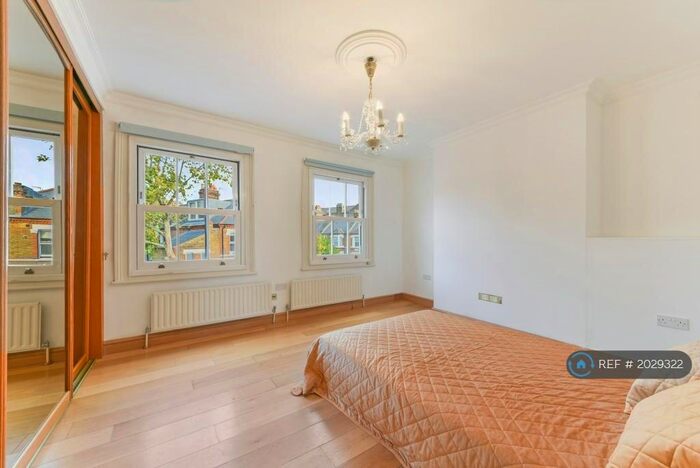 4 Bedroom Semi-Detached House To Rent In Battersea Bridge Road, London, SW11